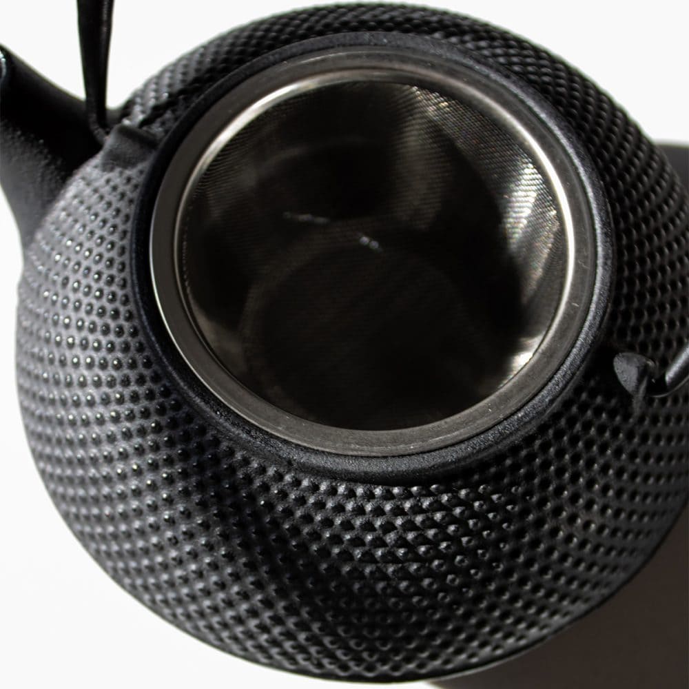 Elegant black cast iron teapot with a 800ml capacity, designed for brewing Carmién Tea. Its textured surface adds a modern touch to traditional tea brewing.