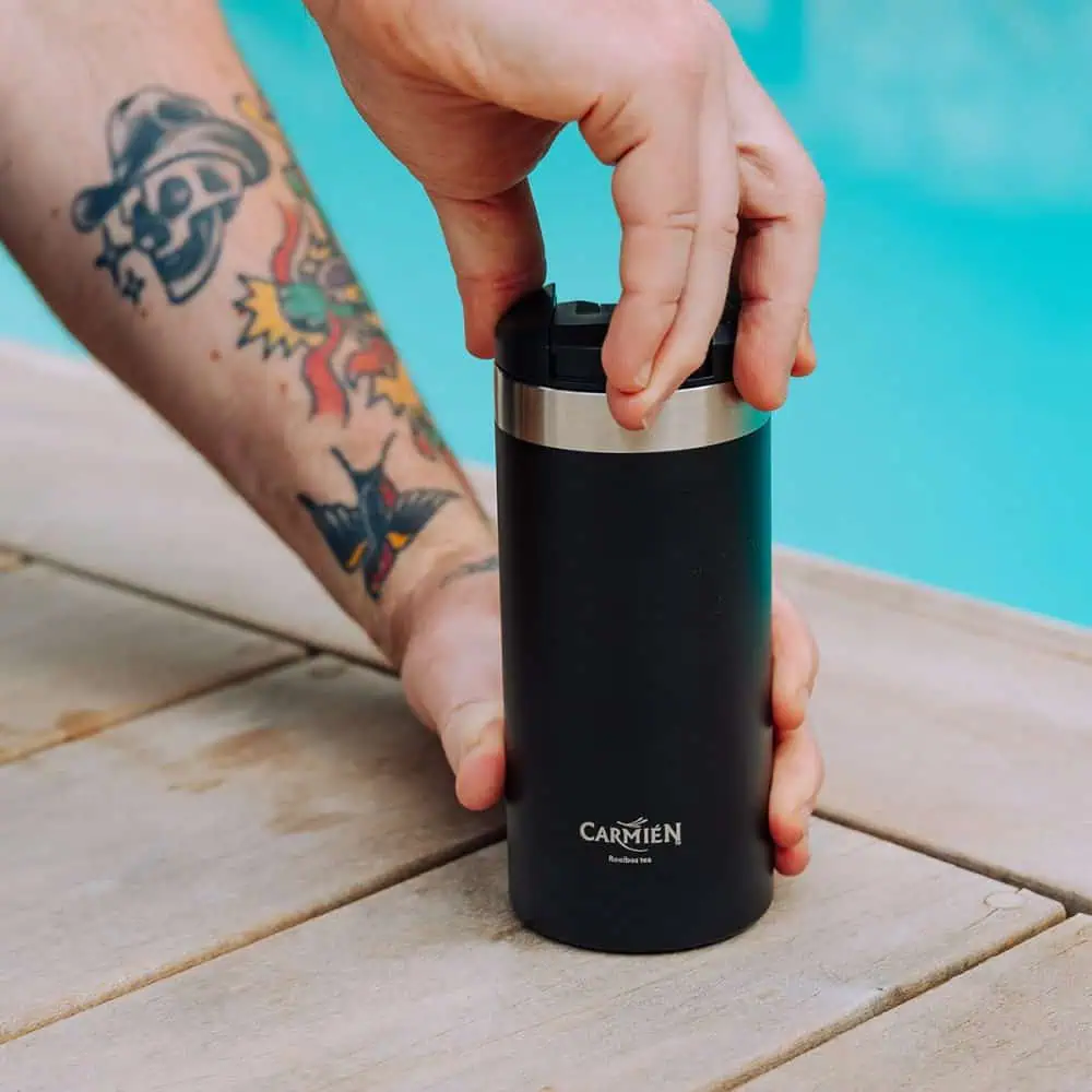 Black Carmién tea travel mug with stainless steel accents, ideal for hot beverages on the go.