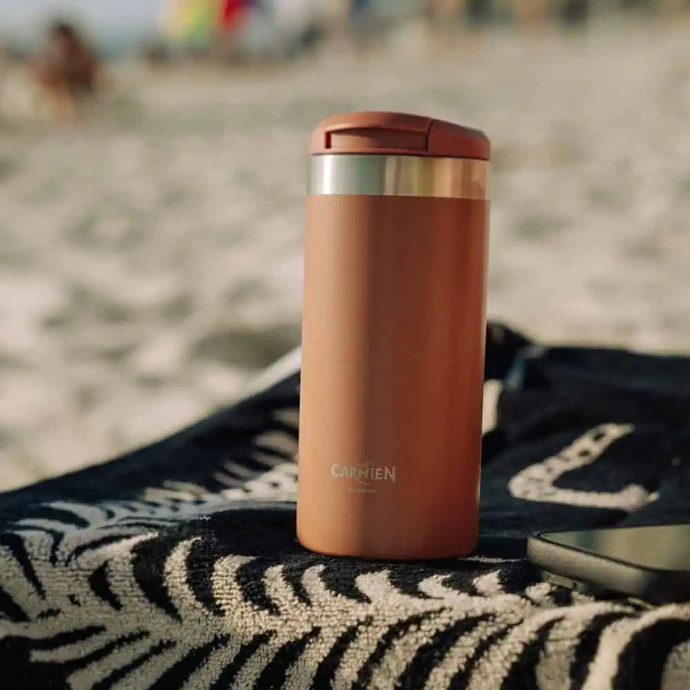Carmién tea travel mug in mocha colour, ideal for hot beverages on the go, featuring a sleek design and durable construction for outdoor use.