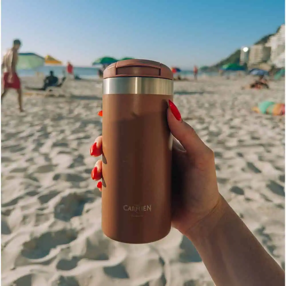 Portable Carmién Tea travel mug for hot beverages on the go. Perfect for beach days, outdoor adventures, and travel, featuring a stylish mocha finish and leak-proof design.